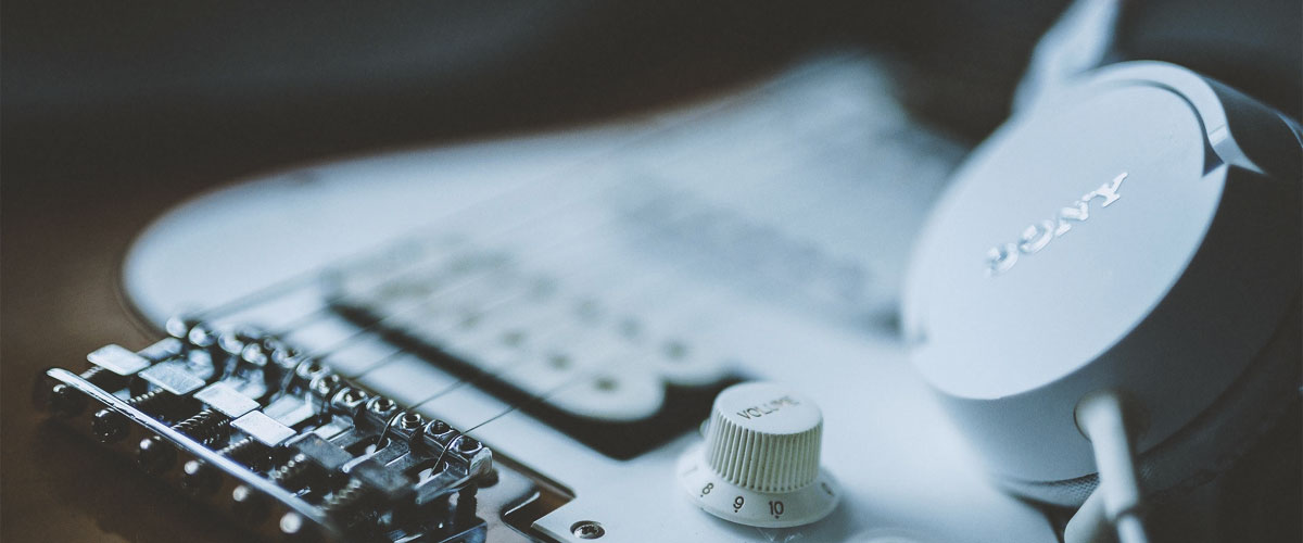 playing guitar using a headphones